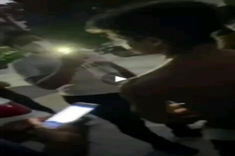 NRI लड़के से बीच सड़क मारपीट कर बनाया अश्लील वीडियो, लंदन से मां की शिकायत पर केस दर्ज NRI लड़के से बीच सड़क मारपीट कर बनाया अश्लील वीडियो, लंदन से मां की शिकायत पर केस दर्ज
