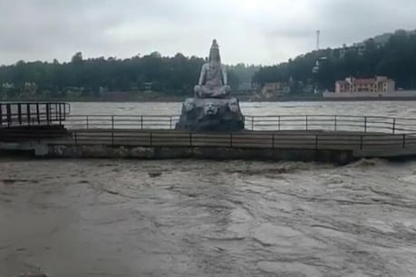 ऋषिकेश में आफत की बारिश, खतरे के निशान के करीब पहुंचा गंगा नदी का जलस्तर