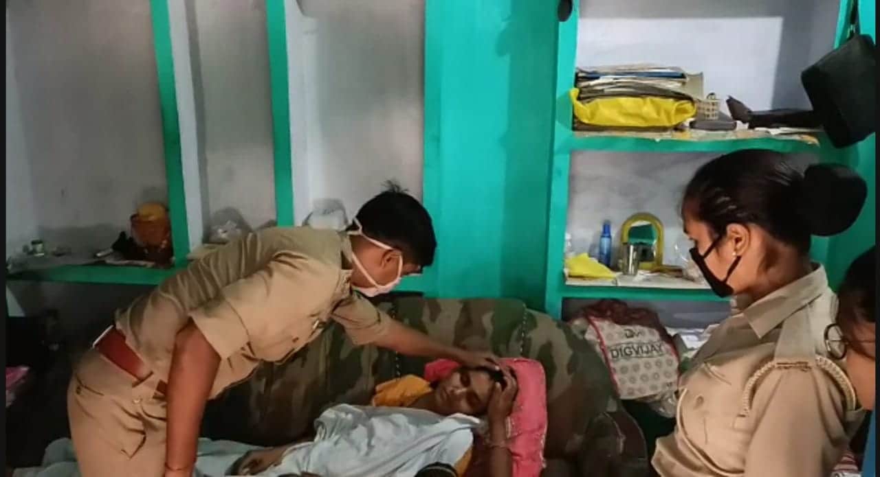 पति की वीभत्स हत्या की गवाह आरक्षी रिंकी राजपूत बदहवासी के आलम में हैं.