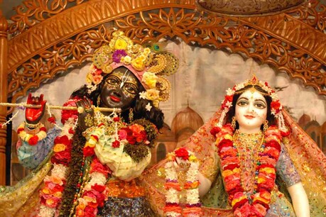 मथुरा से द्वारका तक सादगी से मनी जन्माष्टमी, कोरोना के कारण मंदिरों में कई पाबंदियां मथुरा से द्वारका तक सादगी से मनी जन्माष्टमी, कोरोना के कारण मंदिरों में कई पाबंदियां