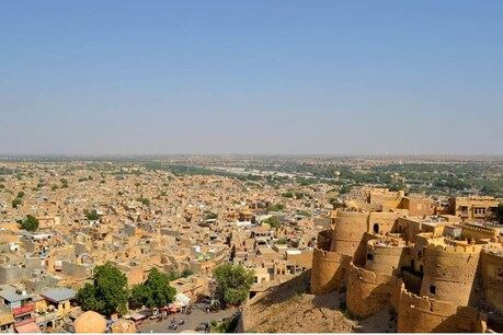 Rajasthan: रेतीले धोरों में वैभव, विरासत, कला और संस्कृति का अनूठा संगम है 'गोल्डन सिटी' जैसलमेर Rajasthan: रेतीले धोरों में वैभव, विरासत, कला और संस्कृति का अनूठा संगम है 'गोल्डन सिटी' जैसलमेर