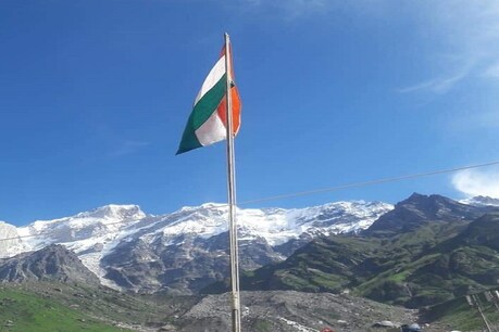 समुद्र तल से 11 हजार 700 फीट की ऊंचाई पर इस जगह फहराया गया तिरंगा समुद्र तल से 11 हजार 700 फीट की ऊंचाई पर इस जगह फहराया गया तिरंगा
