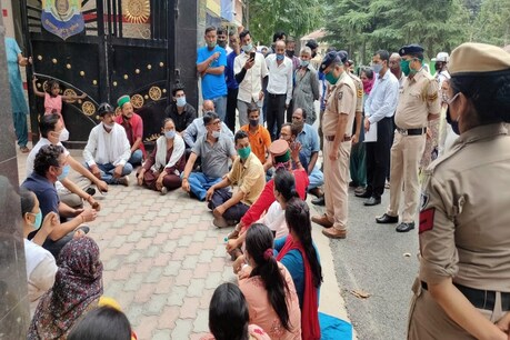 COVID-19: कुल्लू में कोरोना संक्रमित को घर भेजने पर भड़के ग्रामीण, SP दफ्तर का घेराव COVID-19: कुल्लू में कोरोना संक्रमित को घर भेजने पर भड़के ग्रामीण, SP दफ्तर का घेराव