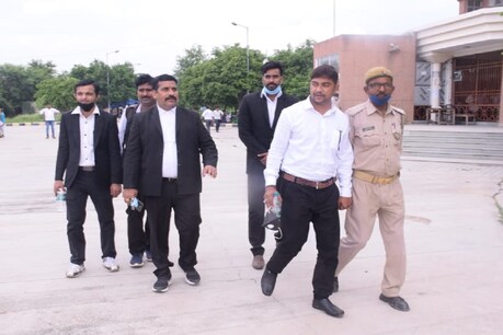 विकास दुबे का साथी और 1 लाख के इनामी धर्मेन्द्र दुबे ने STF और पुलिस को दिया चकमा, कोर्ट में सरेंडर विकास दुबे का साथी और 1 लाख के इनामी धर्मेन्द्र दुबे ने STF और पुलिस को दिया चकमा, कोर्ट में सरेंडर