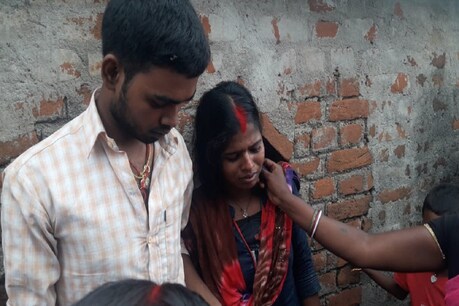 रात के अंधेरे में प्रेमिका से मिलने उसके घर गया था युवक, गांव वालों ने पकड़ कर करा दी शादी रात के अंधेरे में प्रेमिका से मिलने उसके घर गया था युवक, गांव वालों ने पकड़ कर करा दी शादी