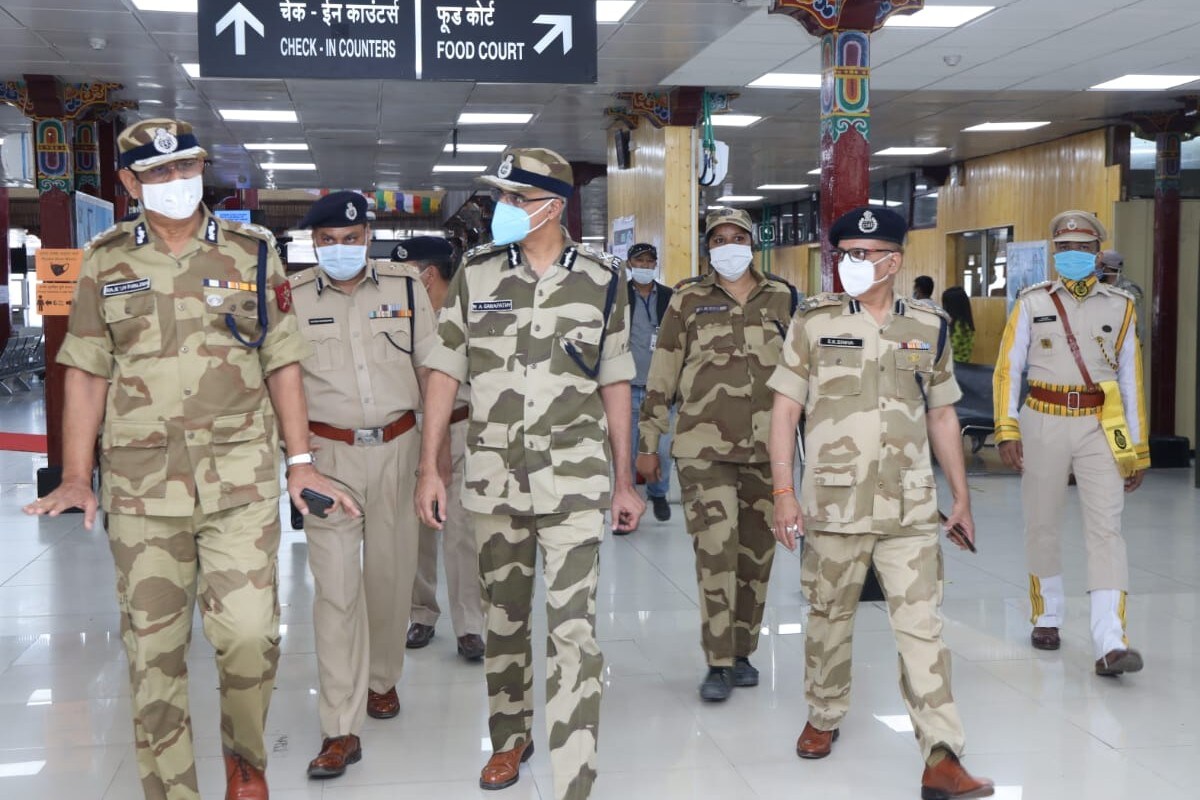 सीआईएसएफ महानिदेशक राजेश रंजन के साथ लेह एयरपोर्ट की सुरक्षा का जायजा लेते हुए विशेष महानिदेशक (एयरपोर्ट) एमए गणपति और आईजी विक्रम सिंह.