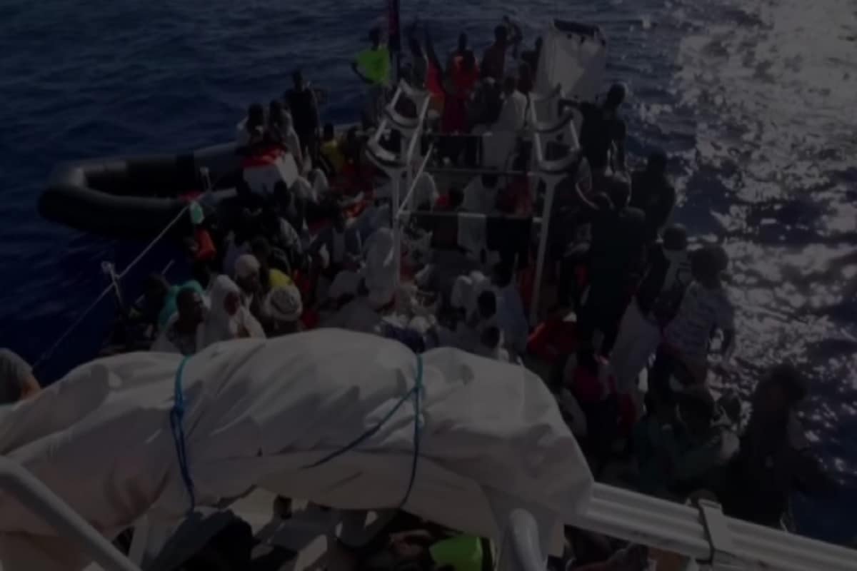 समंदर में डूब रही थी नाव, इटालियन कोस्टगार्ड ने 219 लीबियाई की जान बचाई