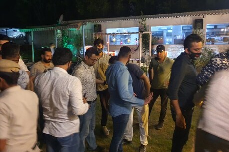 गुरुग्राम में Lockdown का उल्लंघन कर आयोजित हुई शराब पार्टी, पुलिस के हत्थे चढ़े 22 युवक और 8 युवतियां गुरुग्राम में Lockdown का उल्लंघन कर आयोजित हुई शराब पार्टी, पुलिस के हत्थे चढ़े 22 युवक और 8 युवतियां