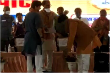 ज्योतिरादित्य सिंधिया के कहने पर CM शिवराज ने अपने मंत्री को पहनाई चप्पल, देखें Video ज्योतिरादित्य सिंधिया के कहने पर CM शिवराज ने अपने मंत्री को पहनाई चप्पल, देखें Video