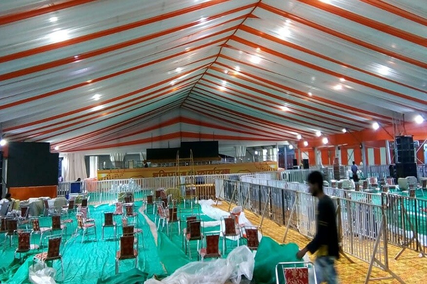 कोरोना महामारी के दौर में हो रहे भूमि पूजन कार्यक्रम में सोशल डिस्टेंसिंग का विशेष ध्यान रखा जा रहा है. कार्यक्रम स्थल पर काफी दूर-दूर पर कुर्सियां लगाई गई हैं. ऐसा कहा जा रहा है कि जो भी मेहमान भूमि पूजन में शामिल होंगे. पहले उनके हाथों और पैरों को बाहर धुलवाया जाएगा, ताकि किसी भी प्रकार का खतरा न हो.