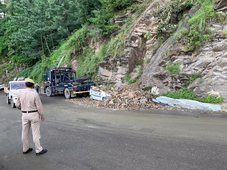 भट्टाकुफर सड़क पर अक्सर लैंडस्लाइड होता रहता है.