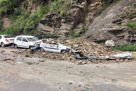हिमाचल में मौसम: शिमला में हल्की बारिश के बाद लैंडस्लाइड, 2 गाड़ियों को नुकसान हिमाचल में मौसम: शिमला में हल्की बारिश के बाद लैंडस्लाइड, 2 गाड़ियों को नुकसान
