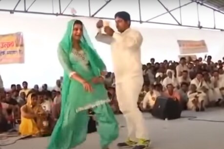 डांस करते-करते स्टेज पर गिर पड़ीं सपना चौधरी, फिर भी नहीं रोकी परफॉर्मेंस, देखें वीडियो डांस करते-करते स्टेज पर गिर पड़ीं सपना चौधरी, फिर भी नहीं रोकी परफॉर्मेंस, देखें वीडियो