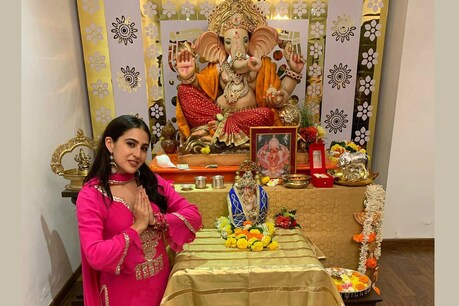 गणपति बप्पा के आगे हाथ जोड़े खड़ी दिखीं सारा अली खान, पिंक सूट में शेयर की शानदार तस्वीरें गणपति बप्पा के आगे हाथ जोड़े खड़ी दिखीं सारा अली खान, पिंक सूट में शेयर की शानदार तस्वीरें