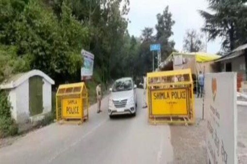 हिमाचल प्रदेश के अन्य राज्यों से लगती सीमा पर तैनात कर्मचारी बाहर से आने वाले लोगों से उनकी कोरोना जांच रिपोर्ट मांग रहे हैं (फाइल फोटो) हिमाचल प्रदेश के अन्य राज्यों से लगती सीमा पर तैनात कर्मचारी बाहर से आने वाले लोगों से उनकी कोरोना जांच रिपोर्ट मांग रहे हैं (फाइल फोटो)