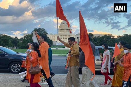 Ram mandir bhumi pujan: US में कैपिटल हिल के बाहर इकठ्ठा हुए रामभक्त, हो रहा जश्न Ram mandir bhumi pujan: US में कैपिटल हिल के बाहर इकठ्ठा हुए रामभक्त, हो रहा जश्न