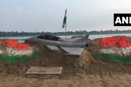 Independence Day 2020: गंगा के तट पर लड़ाकू विमान 'राफेल' का शक्ति प्रदर्शन, रेत पर बनाई कलाकृति
