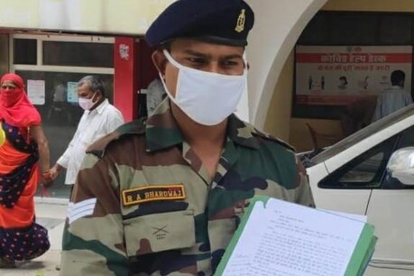 सेना की वर्दी पहनकर DM से मिलने पहुंचा जवान, बोला- साहेब भूमाफियाओं से बचा लो सेना की वर्दी पहनकर DM से मिलने पहुंचा जवान, बोला- साहेब भूमाफियाओं से बचा लो