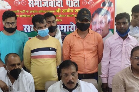 मलेशिया में फंसे मऊ के मजदूरों की हुई वतन वापसी, परिजनों को देखकर छलका आंसू