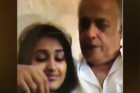 Viral हुआ महेश भट्ट का जिया खान संग पुराना वीडियो, हाथों में हाथ पकड़े आए नजर Viral हुआ महेश भट्ट का जिया खान संग पुराना वीडियो, हाथों में हाथ पकड़े आए नजर