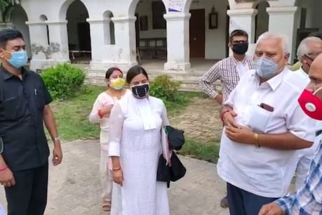बाहुबली MLA विजय मिश्रा की बेटियां पहुंची भदोही कोर्ट, कुछ देर में होगी पेशी बाहुबली MLA विजय मिश्रा की बेटियां पहुंची भदोही कोर्ट, कुछ देर में होगी पेशी