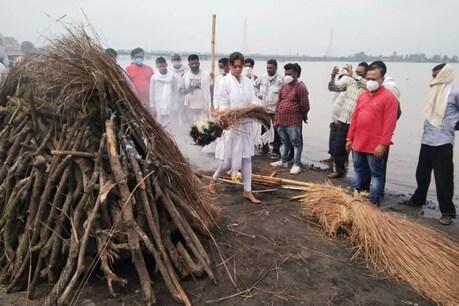 हापुड़ की DM अदिति सिंह ने पिता को दी मुखाग्नि, बेटे की तरह निभाया फर्ज