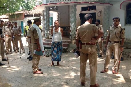 प्रतापगढ़ में दिनदहाड़े पिता-पुत्र की पीट-पीटकर हत्या, दरोगा समेत 3 पुलिसकर्मी निलंबित