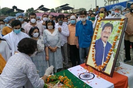 BJP मंत्री चेतन चौहान का हापुड़ के बृजघाट में हुआ अंतिम संस्कार, बेटे ने दी मुखाग्नि