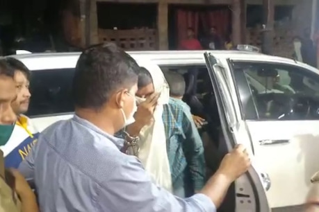 आतंकी अबू यूसुफ को लेकर बलरामपुर पहुंची दिल्ली पुलिस, 3 लोगों को यूपी ATS ने उठाया आतंकी अबू यूसुफ को लेकर बलरामपुर पहुंची दिल्ली पुलिस, 3 लोगों को यूपी ATS ने उठाया