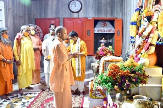 हाईकोर्ट का फैसला सुनकर जब भावुक हुए थे सीएम योगी (file photo)