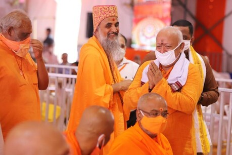 संघ प्रमुख मोहन भागवत ने संतों का लिया आशीर्वाद