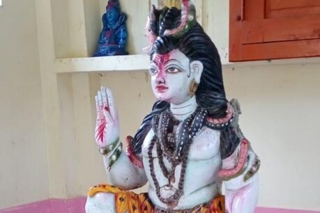 आजमगढ़ में धार्मिक उन्माद फैलाने का कोशिश, अराजक तत्वों ने तोड़ी भगवान शिव की प्रतिमा