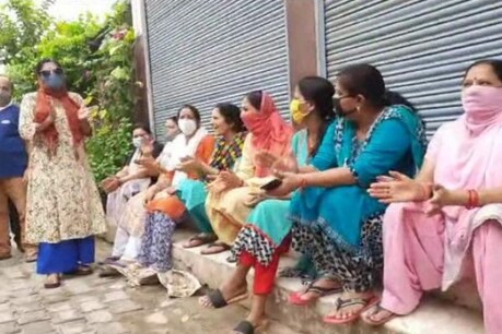 मेरठ: कोरोना काल में महिलाओं ने शराब के ठेके के बाहर शुरू किया राम भजन