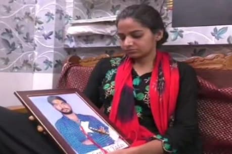 कानपुर: रक्षाबंधन पर भावुक हुई संजीत की बहन रुचि, फोटो पर लगाया‌ तिलक