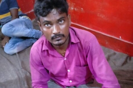 खून से सनी कुल्हाड़ी लेकर थाने पहुंचा आरोपी, बोला- साहेब पत्नी की हत्या करके आया हूं खून से सनी कुल्हाड़ी लेकर थाने पहुंचा आरोपी, बोला- साहेब पत्नी की हत्या करके आया हूं
