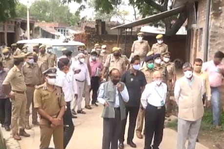 कानपुर के बिकरू गांव पहुंचे SC द्वारा गठित जांच कमेटी के सदस्य, विकास दुबे के घर का लिया जायजा कानपुर के बिकरू गांव पहुंचे SC द्वारा गठित जांच कमेटी के सदस्य, विकास दुबे के घर का लिया जायजा