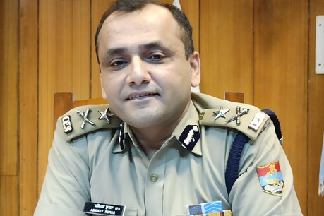 आईजी गढ़वाल अभिनव कुमार ने बताया कि पुलिसकर्मियों में कोरोना के मामले लगातार बढ़ रहे हैं जिसको देखते हुए सभी ज़िलों को अलर्ट रहने के लिए भी कहा गया है.
