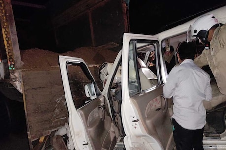 बलरामपुर: खड़े ट्रक में जा घुसी तेज रफ्तार स्कॉर्पियो, महिला समेत तीन लोगों की मौत, दो घायल