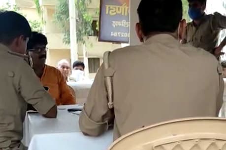 अलीगढ़: बीजेपी विधायक और थानेदार में 'कपड़ा फाड़' जंग, वायरल वीडियो के बाद आया नया ट्विस्ट अलीगढ़: बीजेपी विधायक और थानेदार में 'कपड़ा फाड़' जंग, वायरल वीडियो के बाद आया नया ट्विस्ट