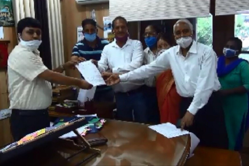 almora protest on pregnant lady death 2, इस मुद्दे पर उत्तराखण्ड परिवर्तन पार्टी सहित कई संगठनों के प्रतिनिधियों ने सोमवार को ज़िलाधिकारी से मुलाकात की