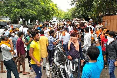 कानपुर: शालिनी यादव से फिजा बनी युवती ने बताया- मर्जी से की फैसल से शादी, बजरंग दल का हंगामा कानपुर: शालिनी यादव से फिजा बनी युवती ने बताया- मर्जी से की फैसल से शादी, बजरंग दल का हंगामा