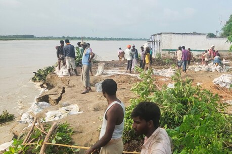 Flood in UP : राप्ती नदी ने बलरामपुर में मचाई तबाही, दर्जनों गांव बाढ़ में डूबे