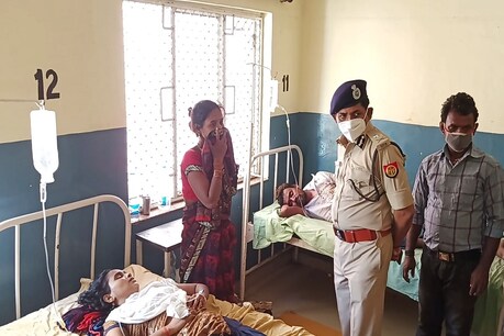 बांदा जिला अस्पताल में घायलों का देखने पहुंचे आईजी