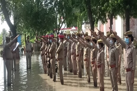 Independence Day: बहराइच के थाने में घुटने तक भरे बाढ़ के पानी में खड़े होकर झंडारोहण