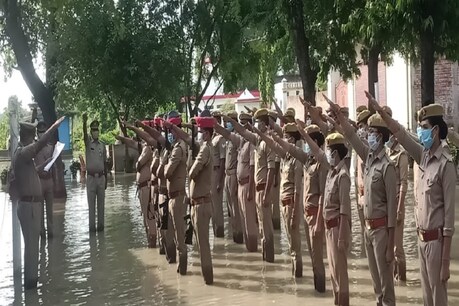 Independence Day: बहराइच के थाने में घुटने तक भरे बाढ़ के पानी में खड़े होकर झंडारोहण Independence Day: बहराइच के थाने में घुटने तक भरे बाढ़ के पानी में खड़े होकर झंडारोहण