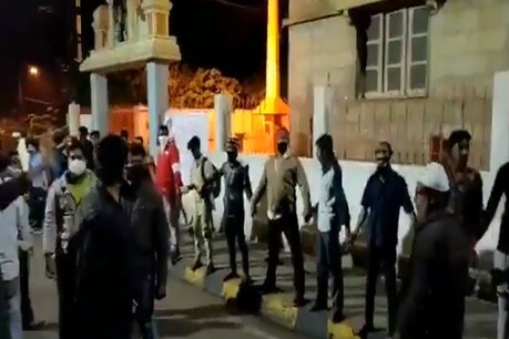 बेंगुलरु: मंदिर को हिंसक भीड़ से बचाने के लिए मुस्लिम युवकों ने बनाई ह्यूमन चेन, Video Viral बेंगुलरु: मंदिर को हिंसक भीड़ से बचाने के लिए मुस्लिम युवकों ने बनाई ह्यूमन चेन, Video Viral