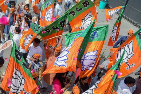 गुजरात: भाजपा ने निर्देशों की अवहेलना करने के लिए 38 पार्षदों को किया निलंबित गुजरात: भाजपा ने निर्देशों की अवहेलना करने के लिए 38 पार्षदों को किया निलंबित