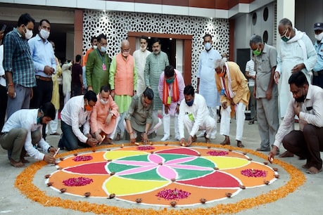 UP बीजेपी कार्यालय में मनी दिवाली, सुनील बंसल ने बांंटे लड्डू, कोरोना पीड़ित अध्यक्ष ने भी जलाया दीपक UP बीजेपी कार्यालय में मनी दिवाली, सुनील बंसल ने बांंटे लड्डू, कोरोना पीड़ित अध्यक्ष ने भी जलाया दीपक
