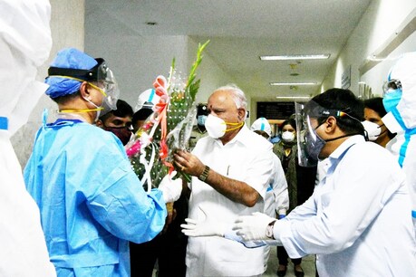 कर्नाटक के CM बीएस येडियुरप्पा ने दी कोरोना वायरस को मात, अस्पताल से मिली छुट्टी कर्नाटक के CM बीएस येडियुरप्पा ने दी कोरोना वायरस को मात, अस्पताल से मिली छुट्टी