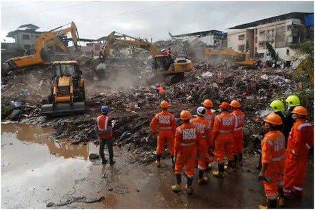 महाराष्ट्रः 5 मंजिला इमारत गिरने से अब तक 13 की मौत, मलबे से निकाले गए 70 से ज्यादा लोग महाराष्ट्रः 5 मंजिला इमारत गिरने से अब तक 13 की मौत, मलबे से निकाले गए 70 से ज्यादा लोग